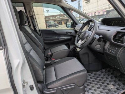 ニッサン セレナ 3枚目